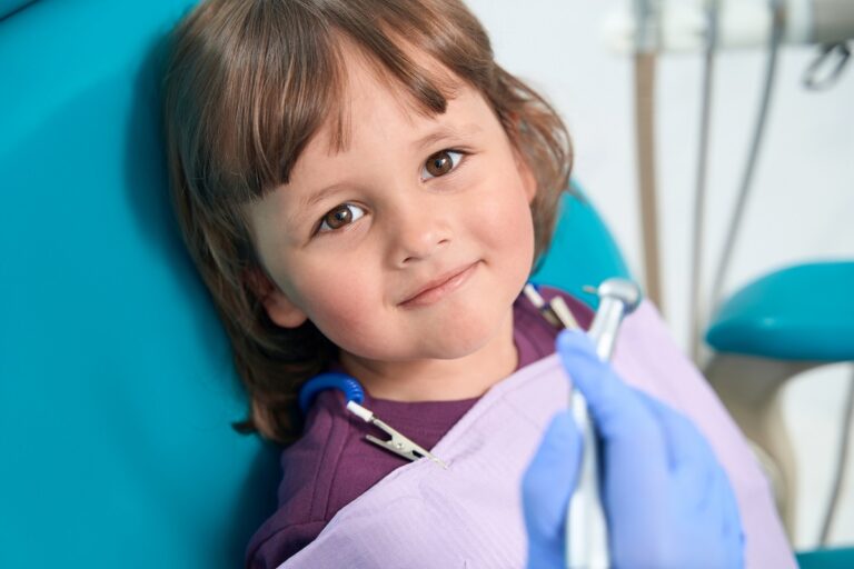 Atención odontopediátrica a niño en clínica dental infantil en Santa Coloma