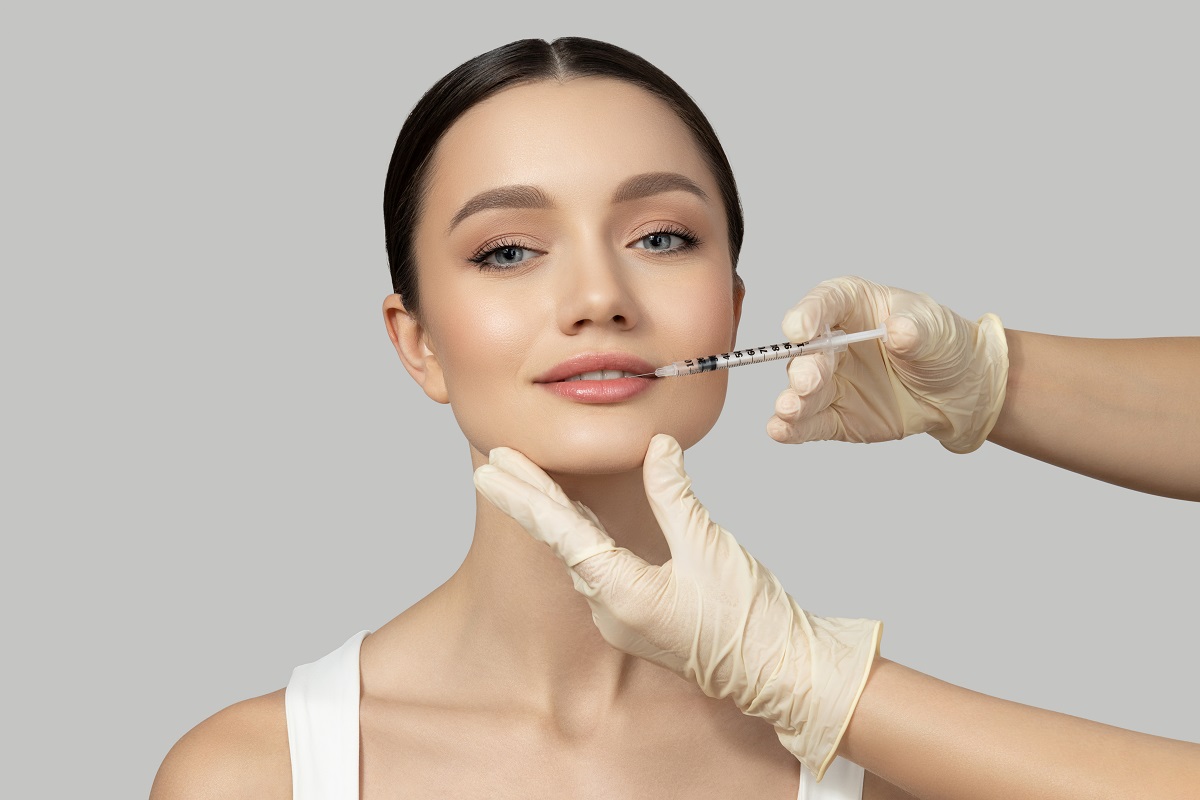 Aplicación de ácido hialurónico en labios para aumento y perfilado natural