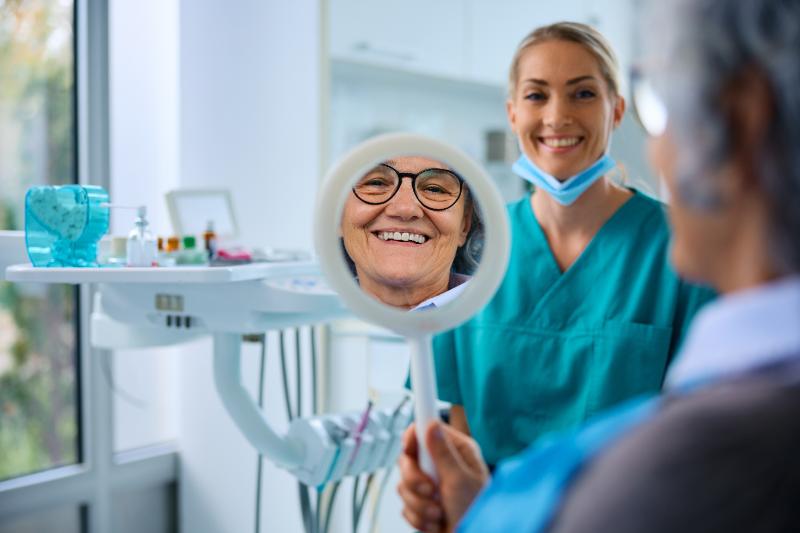 poner implante dental duele