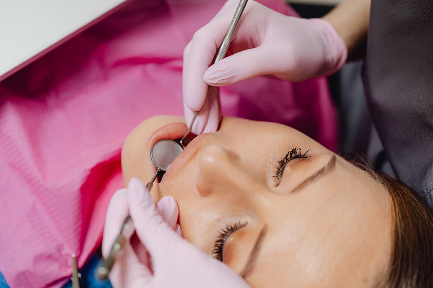 Revisión de las encías con sonda periodontal en la clínica dental