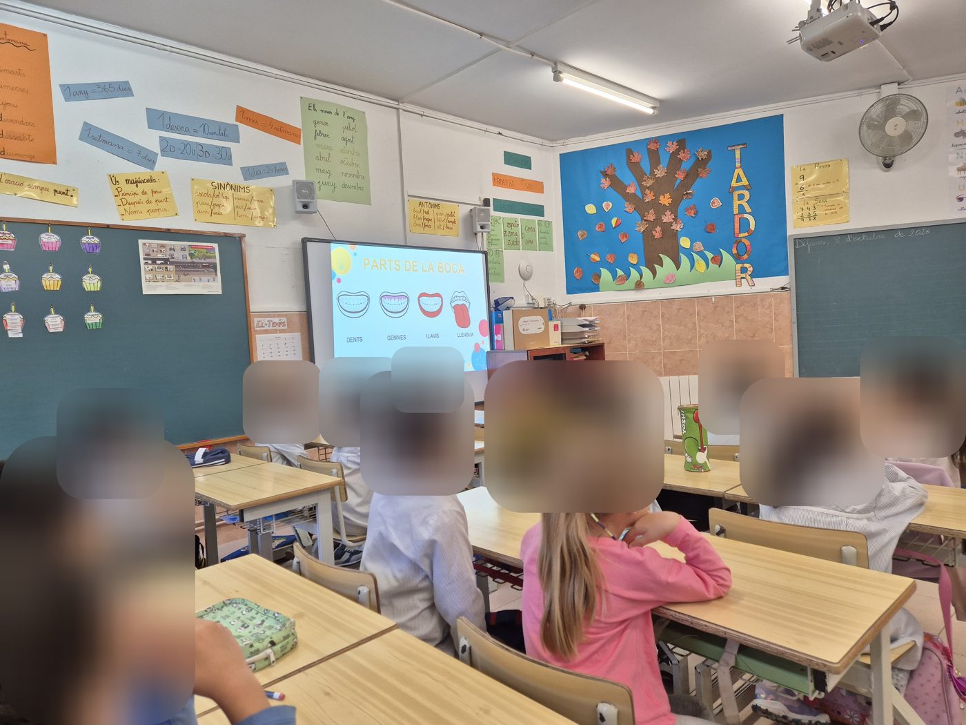 Alumnos de 1º y 2º de primaria atentos durante la charla en la Escuela Manent