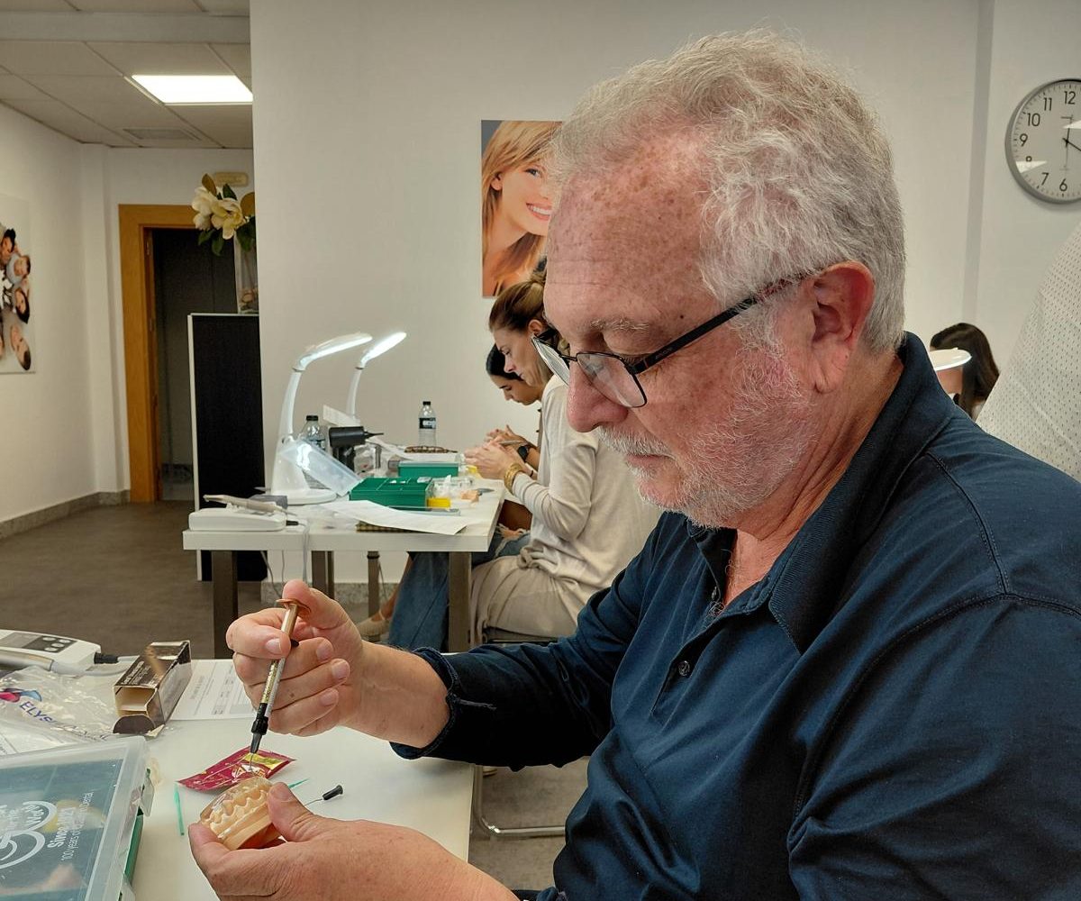 El Dr. Mas practica la técnica de composite inyectado sobre un modelo dental en el curso de GC